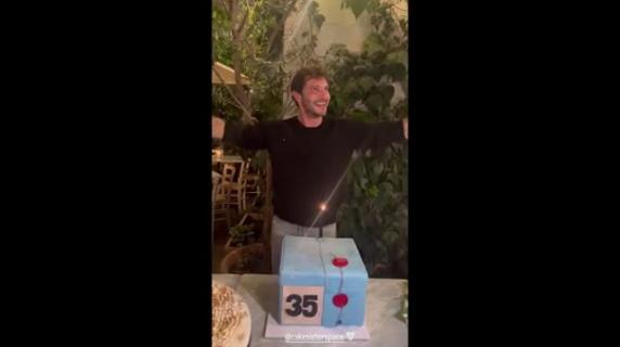 Stefano De Martino, per il compleanno la torta a forma di pacco di «Affari tuoi»