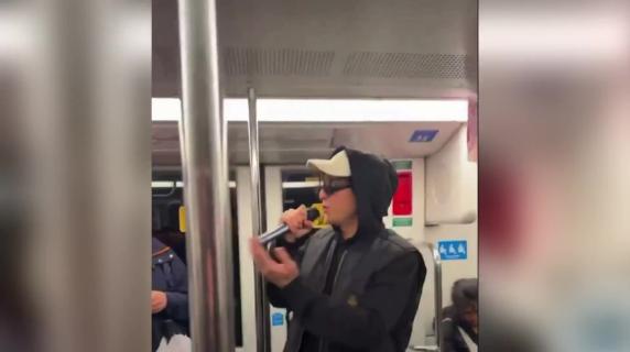 Tananai a sorpresa canta in metrò a Milano