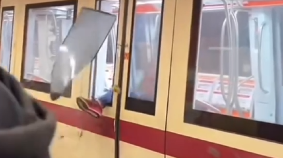 Prende a calci il treno e spacca il vetro di una porta in metropolitana a Roma: il video girato dai passeggeri