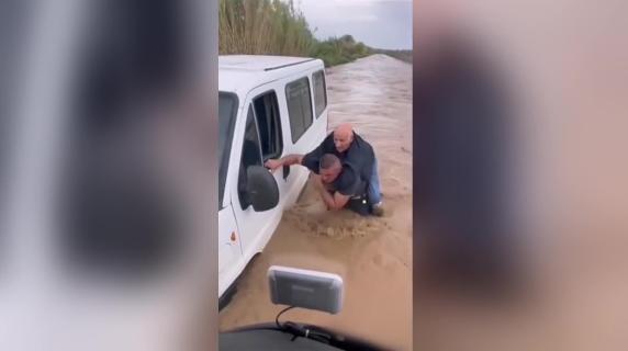 Anziano bloccato dentro l'auto sommersa: il salvataggio dei vigili del fuoco