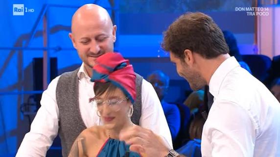 «Affari Tuoi», proposta di matrimonio durante il gioco. Stefano De Martino porta il «pacco» con gli anelli