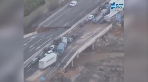 Il ponte crollato sull'autostrada di Valencia con le auto sospese nel vuoto