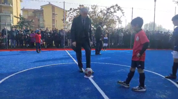 Mantenuta la promessa, Gasperini inaugura (anche col calcio di inizio) il  campetto donato a Grugliasco | Corriere TV