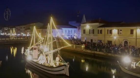 Il video del presepe sull'acqua di Cesenatico: le statue sulle antiche imbarcazioni in legno della marineria