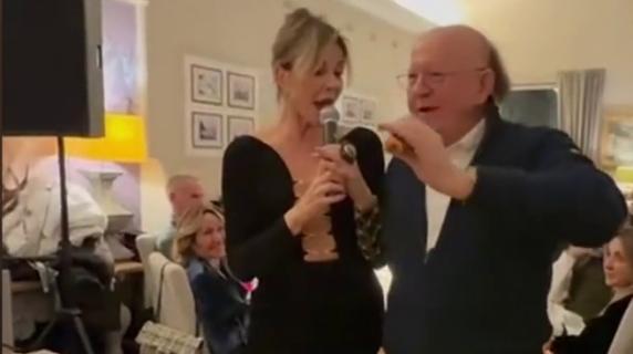 Alba Parietti e Massimo Boldi scatenati alla cena benefica a Courmayeur cantano «Mi sono innamorato di te»