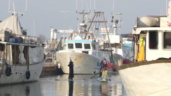 Cesenatico, la Befana arriva dal mare con il sup: il video nel porto