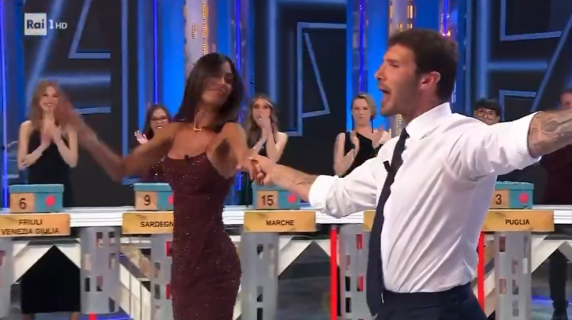 Stefano De Martino e Federica Nargi ballano sulle note di «Sesso e Samba» durante la Lotteria Italia