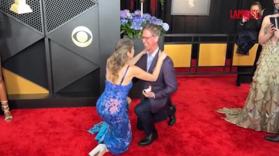 Grammy 2025, la proposta di matrimonio sul red carpet: il poeta Todd Boss chiede la mano alla sua Hila