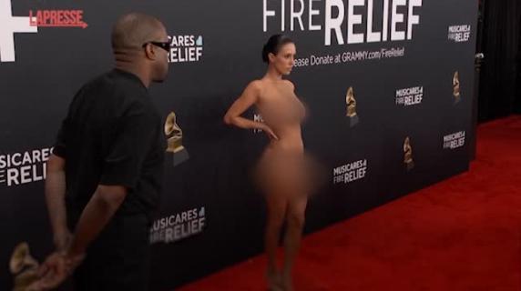 Bianca Censori e il nude look sul red carpet dei Grammy 2025