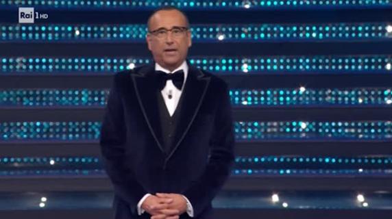 Carlo Conti "muto" per 20 secondi in apertura, partenza con blackout per Sanremo