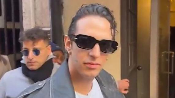 Achille Lauro intercettato a Sanremo: «Hai incontrato Fedez in questi giorni?» e lui sorride ironico