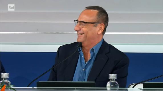 La gag di Carlo Conti in conferenza stampa: «Il prossimo Sanremo? Sarà una sfida per chi dovrà farlo... Ah, sono io!»