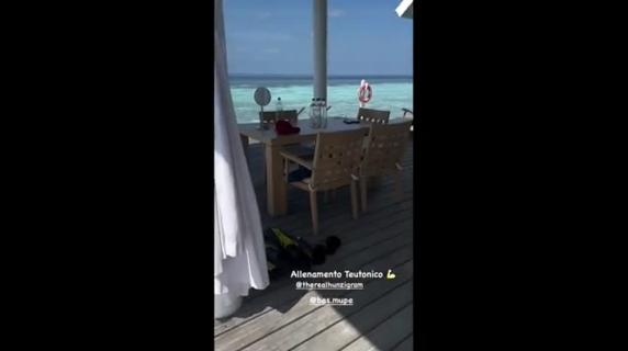 Ilary Blasi posta il video dell'allenamento di Bastian Muller e di Michelle Hunziker nel resort da sogno alle Maldive