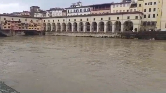 Maltempo, pioggia intensa su Firenze: L'Arno a 3,6 metri. Le immagini da Ponte Veccio