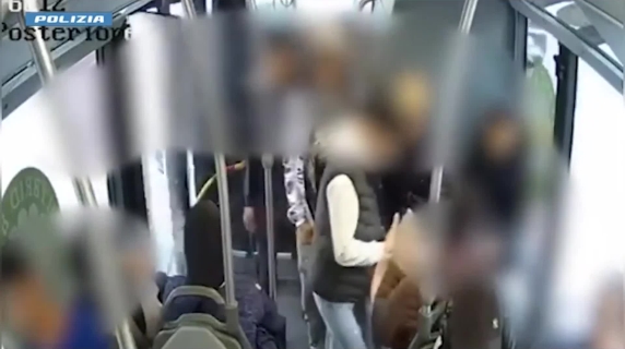 Milano, in cinque aggrediscono una donna sull'autobus per strapparle la collanina d'oro