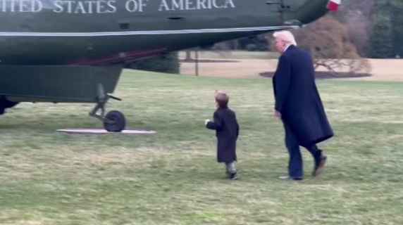 Donald Trump aiuta il figlio di Elon Musk a salire sul Marine One