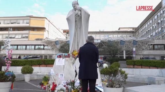 Papa Francesco ancora ricoverato al Gemelli, le immagini fuori dall'ospedale romano