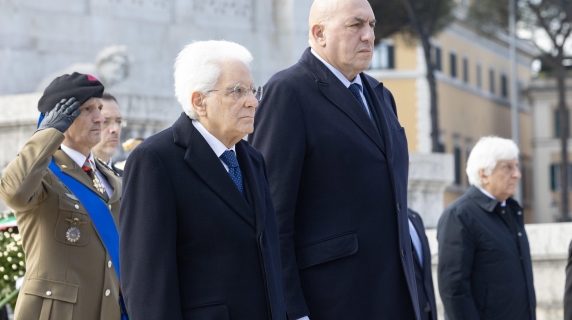 Mattarella depone una corona all'Altare della patria