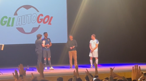 Alex Del Piero a sorpresa sul palco-show degli Autogol. E il teatro diventa uno stadio