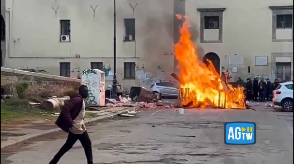Palermo, guerriglia per la vampe di San Giuseppe. Lancio di oggetti contro la polizia