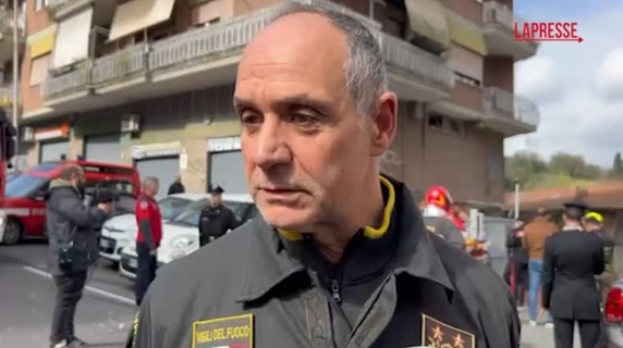 Roma, il comandante dei Vigili del fuoco: «Estratto vivo un uomo di origini straniere, è provato»