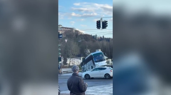 Torino, Pullman precipita nel Po in piazza Vittorio: il momento della caduta
