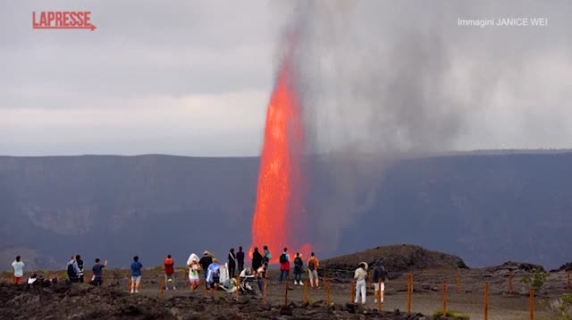 Hawaii, erutta il vulcano Kilauea: la fontana di lava alta 300 metri