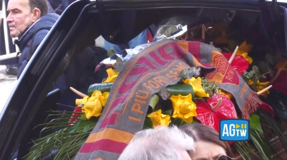 Montesano, Centioni, Amendola, Brignano. Amici e volti noti ai funerali di Antonello Fassari