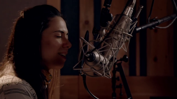 Olivia Trummer reinterpreta «You are the sunshine of my life» di Stevie Wonder: l'emozionante arrangiamento al piano