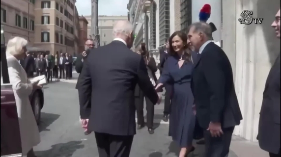 I reali d'Inghilterra in visita al Senato: l'arrivo di Carlo e Camilla, accolti da La Russa