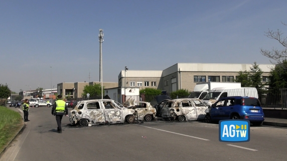 Tentato furto con una ruspa a San Giuliano Milanese, incendiate sei auto per ostacolare i carabinieri