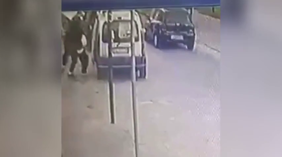 Il video del rapimento del 15enne a San Giorgio a Cremano: il ragazzino incappucciato e trascinato con la forza in auto