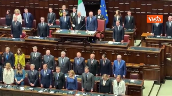 Alla Camera l'inno di Mameli durante la visita di re Carlo, ma non tutti i parlamentari lo cantano