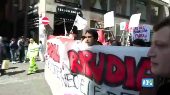 Tafferugli al presidio contro Piantedosi a Napoli