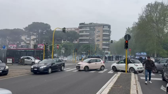 Lazio-Roma all'Olimpico: scontri e fumogeni a piazza Cardinal Consalvi prima del derby