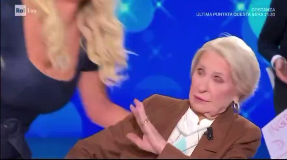 Valeria Marini cerca di darle un bacio, ma la madre si tira indietro