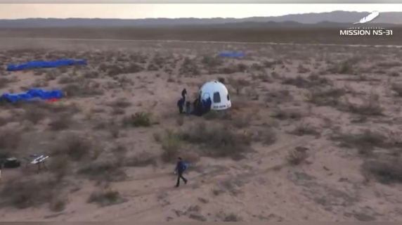 L'atterraggio assistito del razzo di Blue Origin e l'abbraccio liberatorio di Lauren Sanchez e Jeff Bezos