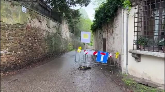 Firenze, il caso di via San Carlo: chiusa da quasi due mesi ma percorribile perché i lavori non sono mai iniziati