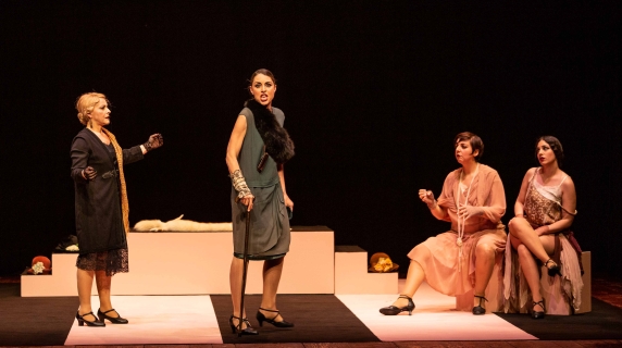 «Streghe da marciapiede», la prima della black-comedy al femminile al Teatro Vittoria. In platea tanti vip