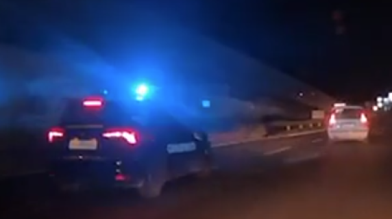 L'inseguimento da film a Napoli: scappa contromano in superstrada, lo tallonano le gazzelle dei carabinieri