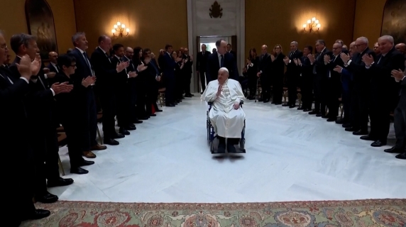 Incontro con lo staff del Gemelli, il Papa ringrazia la rettrice dell'Ateneo: «Quando comandano le donne, le cose vanno»