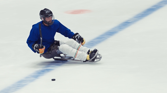 Andrea, i Tori Seduti e la sfida dell’Ice Hockey paralimpico: «Chi siamo? Siamo atleti»