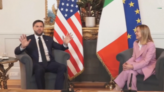 Meloni saluta Vance e parla in italiano, lui scherza: «Anche se mi avesse dato dell'idiota, suonerebbe meraviglioso»