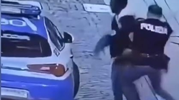 Brescia, colpisce con un pugno la volante della polizia: l'agente lo atterra con una sgambetto