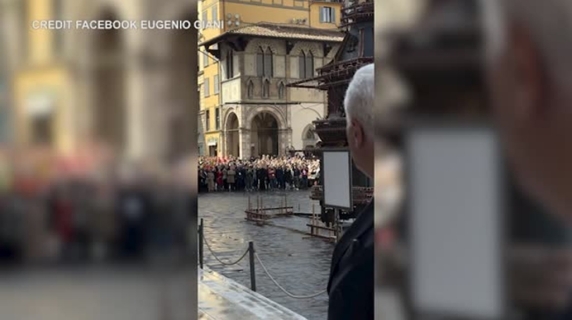 Firenze: scoppio del carro, colombina vola perfettamente ed è di buon auspicio