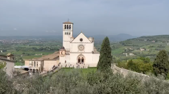 Le campane di San Francesco ad Assisi annunciano la morte del Papa