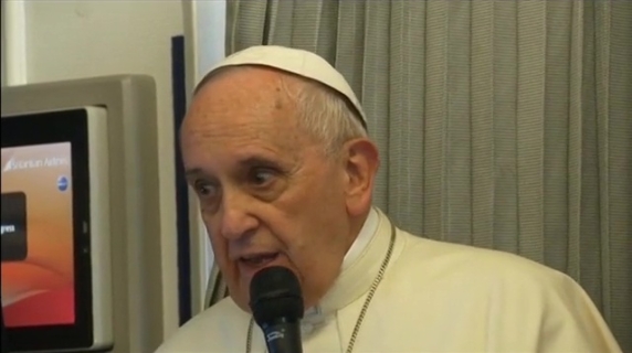 Quella volta che Papa Francesco disse: «Se dici una parolaccia su mia mamma ti devi aspettare un pugno»