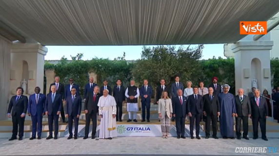 Addio a Papa Francesco, fu il primo Pontefice al G7: il video con i leader del mondo