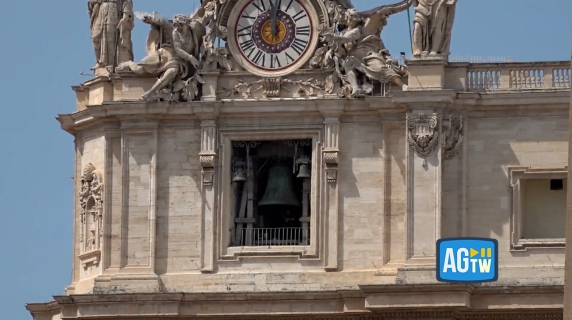 I rintocchi a morto delle campane di piazza San Pietro per Papa Francesco, lunghissima coda di fedeli