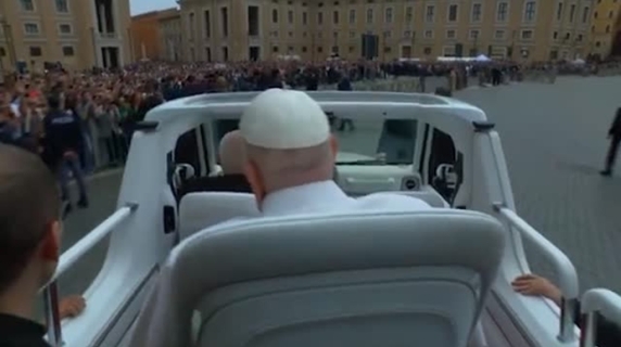 Le ultime carezze di Papa Francesco ai bambini prima di lasciare Piazza San Pietro